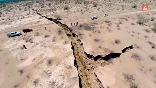 500-1200-VIDEO- normous mystery crack in the ground in northern Mexico (Generated thumbnail)