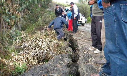 500-earth-cracks-peru