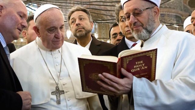 PopeFrancisReadsKoran